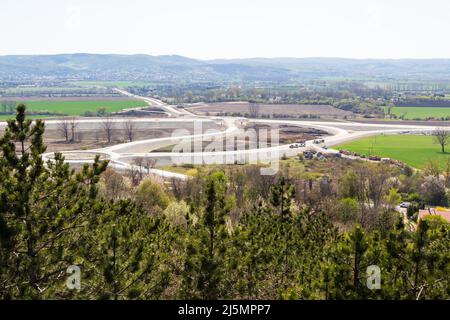 Costruzione del nuovo interscambio stradale intorno alla città vista dalla torre di osservazione Hubertus, Sopron, Ungheria Foto Stock