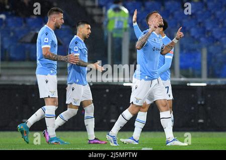 24th aprile 2022; Stadio Olimpico, Roma, Italia: Serie A Football, SS Lazio contro AC Milano; Ciro immobile della SS Lazio festeggia dopo aver segnato il traguardo per il 1-0 nei 4th minuti Foto Stock