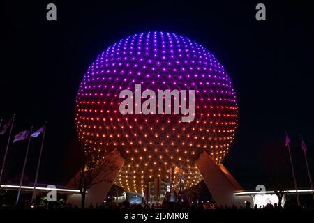 Lake Buena Vista, Florida, 09 marzo 2022: Vista notturna della sfera geodetica all'ingresso del Walt Disney World's Epcot Center. Foto Stock