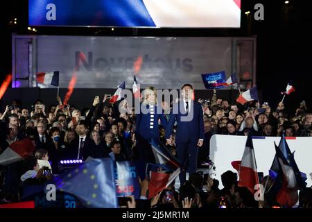 Parigi, Francia. 24th Apr 2022. Il rieletto presidente francese Emmanuel Macron celebra sul palco il 24 aprile 2022 durante il suo raduno di vittoria ai piedi della Torre Eiffel a Parigi, Francia. Photo by Thibaud Moritz/ ABACAPRESS.COM Credit: Abaca Press/Alamy Live News Credit: Abaca Press/Alamy Live News Foto Stock