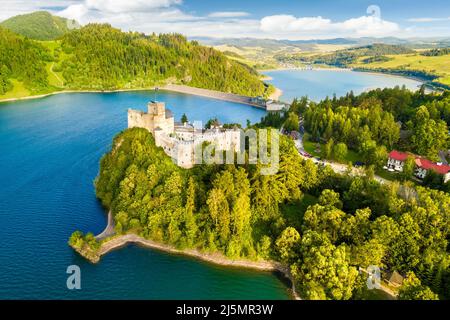 Vista panoramica del castello a Niedzica dal lago Czorsztyn, Polonia Foto Stock