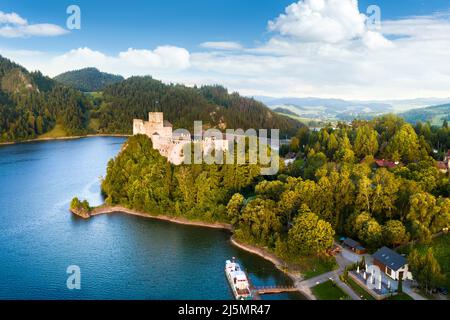 Vista panoramica del castello a Niedzica dal lago Czorsztyn, Polonia Foto Stock