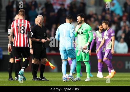 LONDRA, REGNO UNITO. APRILE 23rd David Raya di Brentford e Hugo Lloris di Tottenham Hotspur si allineano come capitani durante la partita della Premier League tra Brentford e Tottenham Hotspur al Brentford Community Stadium di Brentford sabato 23rd aprile 2022. (Credit: Tom West | MI News) Credit: MI News & Sport /Alamy Live News Foto Stock