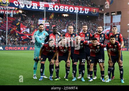 Genova, Italia. 24 aprile 2022. I giocatori del CFC di Genova posano per una foto di squadra prima della Serie Una partita di calcio tra il CFC di Genova e Cagliari Calcio. Credit: Nicolò campo/Alamy Live News Foto Stock