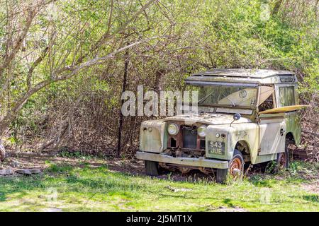 Vecchia Range Rover abbandonata piena di tavole da surf Foto Stock