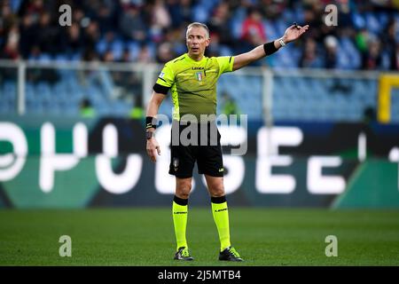 Genova, Italia. 24 aprile 2022. L'arbitro Paolo Valeri gestì durante la Serie Una partita di calcio tra Genova CFC e Cagliari Calcio. Credit: Nicolò campo/Alamy Live News Foto Stock