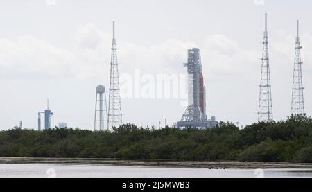 Capo Canaveral, Stati Uniti d'America. 06 aprile 2022. Il razzo del sistema di lancio spaziale della NASA con la navicella spaziale Orion a bordo del lanciatore mobile, il complesso di lancio 39B e il razzo SpaceX Falcon 9 con la navicella spaziale Crew Dragon a bordo del complesso di lancio 39A, a sinistra, presso il Centro spaziale Kennedy, 6 aprile 2022 a Cape Canaveral, Florida. Credit: Joel Kowsky/NASA Photo/Alamy Live News Foto Stock