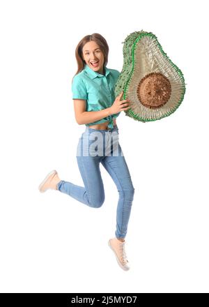 Jumping giovane donna con pinata messicana su sfondo bianco Foto Stock