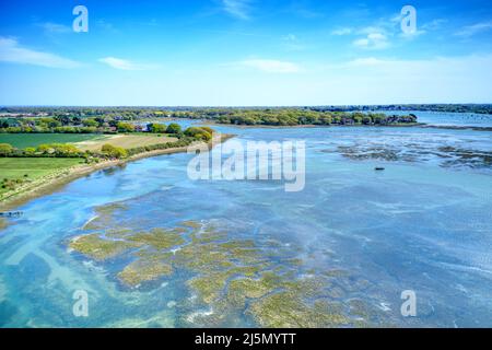 Foto aerea sopra l'estuario che conduce al piccolo borgo di Bosham Hoe nel porto di Chichester vicino a Itchenor nel Sussex occidentale. Foto Stock