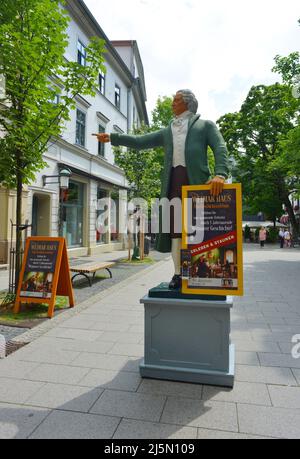 Weimar, Germania 07-25-2021 la statua di Goethe guida turistica per la Casa di Weimar Foto Stock