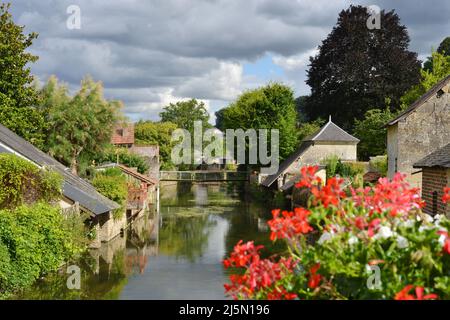 Fiume Loir a la Chartre sur Loir in Francia architettura tradizionale e ponti Foto Stock