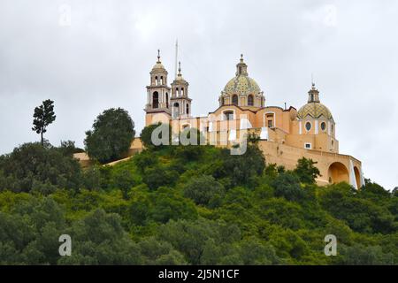 Cholula, Puebla, Messico - 31 agosto 2021: Chiesa di nostra Signora dell'Aiuto a Cholula, un sito archeologico con una piramide precolombiana, Messico. Foto Stock