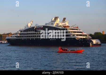 24/04/2022 Greenwich UK le Champlain è una nave da crociera Explorers-Class operata da Ponant e prende il nome dall'esploratore francese Samuel de Champlain “T Foto Stock