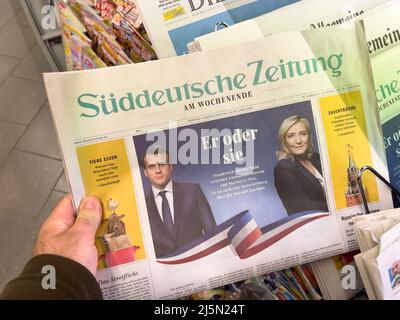 Francoforte, Germania - 23 aprile 2022: Un giorno prima delle elezioni in Francia, titolo con le elezioni presidenziali francesi la gente è chiamata a scegliere il presidente del governo tra Emmanuel Macron e Marine le Pen Foto Stock