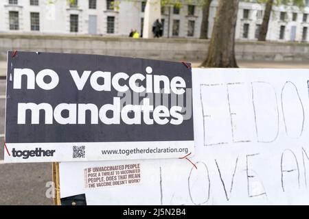 I manifestanti anti anti anti-vax hanno allestito un campo lungo London Embankment con poster 'nessun mandato di vaccino' Inghilterra Regno Unito Foto Stock