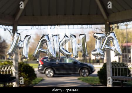 Bolle lettere decorare il gazebo in Mayme Moore Park ortografando il nome di Ma'Khia Bryant durante una veglia comunitaria per Ma'Khia Bryant marking un anno da quando Ma'Khia Bryant è stato ucciso e sparato dalla polizia di Columbus. Un anno dopo che Bryant fu ucciso dalla polizia di Columbus all'età di 16 anni sabato 23 aprile 2022, si tenne una veglia e un monumento commemorativo a lume di candela per Ma'Khia Bryant al Mayme Moore Park di Columbus, Ohio. Le sorelle di ma'Khia Bryant, Azariah Bryant, 14 anni, e Ja'Niah Bryant, 16 anni, apparvero insieme alla loro nonna, Jeanene Hammonds, e alla loro zia, Myra Duke. Foto Stock