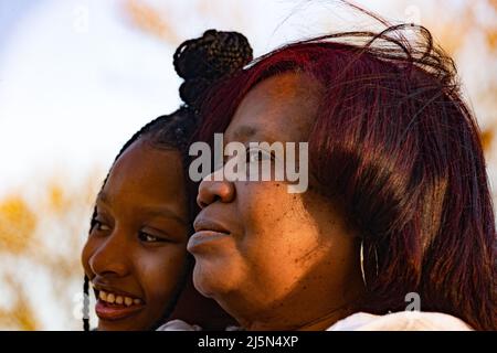 JA'Niah Bryant, 16, sorella di Ma'Khia Bryant, e Jeanene Hammonds, nonna di Ma'Khia Bryant, Ascolta una canzone di Azariah Bryant, 14, sorella di Ma'Khia Bryant sulla morte di Ma'Khia Bryant in una veglia comunitaria per Ma'Khia Bryant. Un anno dopo che Bryant fu ucciso dalla polizia di Columbus all'età di 16 anni sabato 23 aprile 2022, si tenne una veglia e un monumento commemorativo a lume di candela per Ma'Khia Bryant al Mayme Moore Park di Columbus, Ohio. Le sorelle di ma'Khia Bryant, Azariah Bryant, 14 anni, e Ja'Niah Bryant, 16 anni, apparvero insieme alla loro nonna, Jeanene Hammonds, e alla loro zia, Myra Du Foto Stock