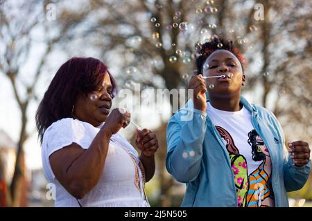 Jeanene Hammonds, nonna di Ma'Khia Bryant, e Azariah Bryant, 14, sorella di Ma'Khia Bryant, Bolle d'aria a una veglia comunitaria per Ma'Khia Bryant, che segna un anno da quando Bryant è stato ucciso e ucciso dalla polizia di Columbus. Un anno dopo che Bryant fu ucciso dalla polizia di Columbus all'età di 16 anni sabato 23 aprile 2022, si tenne una veglia e un monumento commemorativo a lume di candela per Ma'Khia Bryant al Mayme Moore Park di Columbus, Ohio. Le sorelle di ma'Khia Bryant, Azariah Bryant, 14 anni, e Ja'Niah Bryant, 16 anni, apparvero insieme alla loro nonna, Jeanene Hammonds, e alla loro zia, Myra Duke. Foto Stock