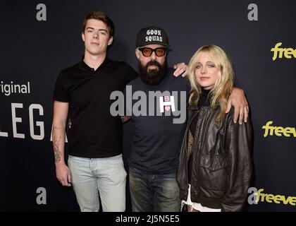 Los Angeles, Stati Uniti. 24th Apr 2022. Eamonn Welliver, Tito Welliver e Cora Welliver camminano sul tappeto rosso alla prima di Los Angeles di 'Bosch: Legacy' alla Hollywood West di Londra a Los Angeles, CA il 24 aprile 2022. (Foto di Scott Kirkland/Sipa USA) Credit: Sipa USA/Alamy Live News Foto Stock