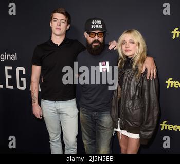 Los Angeles, Stati Uniti. 24th Apr 2022. Eamonn Welliver, Tito Welliver e Cora Welliver camminano sul tappeto rosso alla prima di Los Angeles di 'Bosch: Legacy' alla Hollywood West di Londra a Los Angeles, CA il 24 aprile 2022. (Foto di Scott Kirkland/Sipa USA) Credit: Sipa USA/Alamy Live News Foto Stock