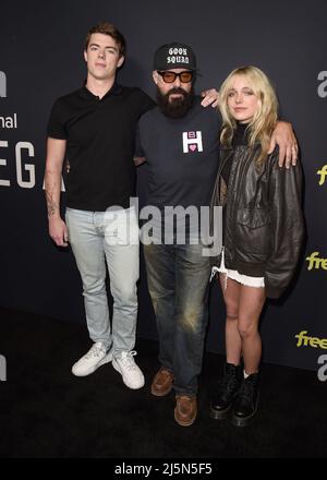 Los Angeles, Stati Uniti. 24th Apr 2022. Eamonn Welliver, Tito Welliver e Cora Welliver camminano sul tappeto rosso alla prima di Los Angeles di 'Bosch: Legacy' alla Hollywood West di Londra a Los Angeles, CA il 24 aprile 2022. (Foto di Scott Kirkland/Sipa USA) Credit: Sipa USA/Alamy Live News Foto Stock