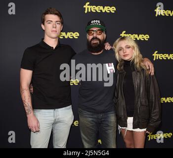 Los Angeles, Stati Uniti. 24th Apr 2022. Eamonn Welliver, Tito Welliver e Cora Welliver camminano sul tappeto rosso alla prima di Los Angeles di 'Bosch: Legacy' alla Hollywood West di Londra a Los Angeles, CA il 24 aprile 2022. (Foto di Scott Kirkland/Sipa USA) Credit: Sipa USA/Alamy Live News Foto Stock