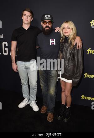 Los Angeles, Stati Uniti. 24th Apr 2022. Eamonn Welliver, Tito Welliver e Cora Welliver camminano sul tappeto rosso alla prima di Los Angeles di 'Bosch: Legacy' alla Hollywood West di Londra a Los Angeles, CA il 24 aprile 2022. (Foto di Scott Kirkland/Sipa USA) Credit: Sipa USA/Alamy Live News Foto Stock