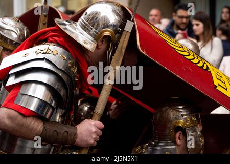 Calahorra, Spagna; 04102022: Soldati romani in una rievocazione storica a pasqua. Persone che eseguono una legione romana Foto Stock