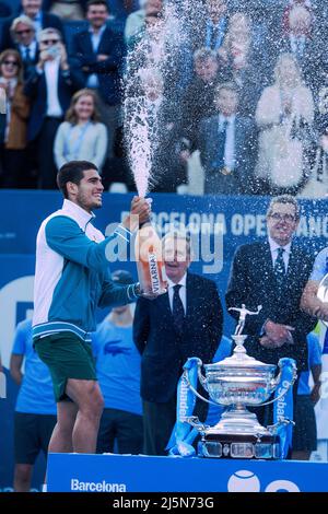 Barcellona. 24th Apr 2022. Carlos Alcaraz, in Spagna, festeggia durante la cerimonia di premiazione del torneo della serie ATP 500 del Barcelona Open a Barcellona, in Spagna, il 24 aprile 2022. Credit: Joan Gosa/Xinhua/Alamy Live News Foto Stock