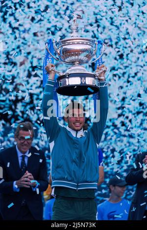 Barcellona. 24th Apr 2022. Carlos Alcaraz, in Spagna, festeggia durante la cerimonia di premiazione del torneo della serie ATP 500 del Barcelona Open a Barcellona, in Spagna, il 24 aprile 2022. Credit: Joan Gosa/Xinhua/Alamy Live News Foto Stock