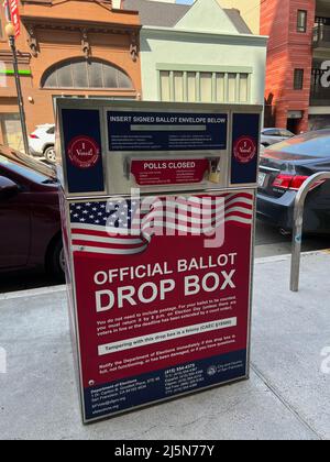 Un ballottaggio ufficiale drop box è visto di fronte a 808 Kearny Street e City College of San Francisco - Chinatown Center il 24 aprile 2022. Ci sono 34 drop box ufficiali a San Francisco. Ogni riquadro delle urne sarà collocato all'aperto, su un percorso di viaggio accessibile, e sarà dotato di un semplice slot per il deposito delle urne, che sarà posizionato a circa 42 pollici da terra, al fine di fornire un accesso ottimale agli elettori che utilizzano sedie a rotelle o altri ausili per la mobilità. Tutti gli avvisi su ogni confezione utilizzeranno un font ad alto contrasto e stampa di grandi dimensioni con una finitura antiriflesso progettata per b Foto Stock