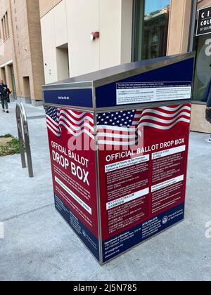 Un ballottaggio ufficiale drop box è visto di fronte a 808 Kearny Street e City College of San Francisco - Chinatown Center il 24 aprile 2022. Ci sono 34 drop box ufficiali a San Francisco. Ogni riquadro delle urne sarà collocato all'aperto, su un percorso di viaggio accessibile, e sarà dotato di un semplice slot per il deposito delle urne, che sarà posizionato a circa 42 pollici da terra, al fine di fornire un accesso ottimale agli elettori che utilizzano sedie a rotelle o altri ausili per la mobilità. Tutti gli avvisi su ogni confezione utilizzeranno un font ad alto contrasto e stampa di grandi dimensioni con una finitura antiriflesso progettata per b Foto Stock