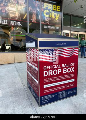 Un ballottaggio ufficiale drop box è visto di fronte a 808 Kearny Street e City College of San Francisco - Chinatown Center il 24 aprile 2022. Ci sono 34 drop box ufficiali a San Francisco. Ogni riquadro delle urne sarà collocato all'aperto, su un percorso di viaggio accessibile, e sarà dotato di un semplice slot per il deposito delle urne, che sarà posizionato a circa 42 pollici da terra, al fine di fornire un accesso ottimale agli elettori che utilizzano sedie a rotelle o altri ausili per la mobilità. Tutti gli avvisi su ogni confezione utilizzeranno un font ad alto contrasto e stampa di grandi dimensioni con una finitura antiriflesso progettata per b Foto Stock