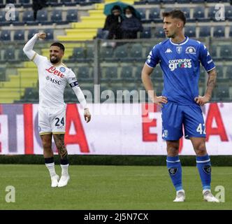 Empoli, Italia. 24th Apr 2022. Lorenzo Insigne (L) di Napoli festeggia il suo traguardo durante una partita di calcio tra Napoli ed Empoli a Empoli, Italia, il 24 aprile 2022. Credit: Str/Xinhua/Alamy Live News Foto Stock