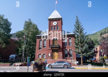 Telluride, Colorado - 4 agosto 2021: L'esterno dell'edificio del tribunale della contea di San Miguel in una giornata estiva Foto Stock