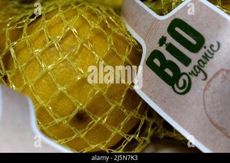 limoni gialli biologici biologici in un sacchetto di frutta a rete Foto Stock