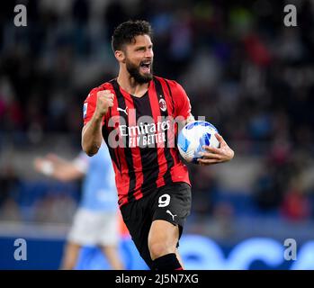 Roma, Italia. 24th Apr 2022. Olivier Giroud di AC Milan celebra il suo obiettivo durante una partita di calcio della Serie A tra il Lazio e l'AC Milan a Roma, Italia, il 24 aprile 2022. Credit: Augusto Casasoli/Xinhua/Alamy Live News Foto Stock