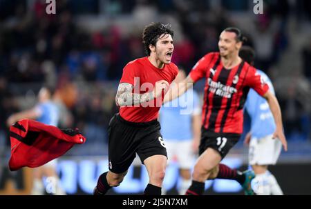 Roma, Italia. 24th Apr 2022. Sandro tonali di AC Milan festeggia il suo obiettivo durante una partita di calcio della Serie A tra il Lazio e l'AC Milan a Roma, il 24 aprile 2022. Credit: Augusto Casasoli/Xinhua/Alamy Live News Foto Stock