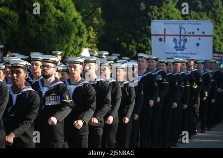 Melbourne, Australia. 25th aprile 2022. I membri della base navale HMAS Cerberus marciano verso il Santuario della memoria per la sfilata di Anzac Day. Credit: Jay Kogler/Alamy Live News Foto Stock