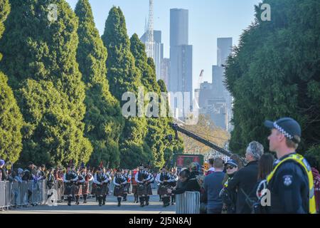 Melbourne, Australia. 25th aprile 2022. La Royal Victoria Regiment Association conduce la marcia del giorno di Anzac verso il Santuario della memoria. Credit: Jay Kogler/Alamy Live News Foto Stock