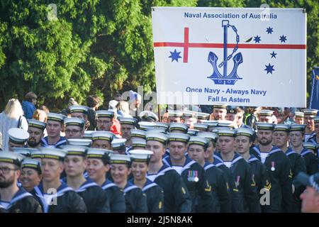 Melbourne, Australia. 25th aprile 2022. I membri della base navale HMAS Cerberus marciano verso il Santuario della memoria per la sfilata di Anzac Day. Credit: Jay Kogler/Alamy Live News Foto Stock