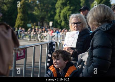 Melbourne, Australia. 25th aprile 2022. Un membro della folla ha un cartello con la scritta "grazie!" Al giorno Anzac marzo. Credit: Jay Kogler/Alamy Live News Foto Stock