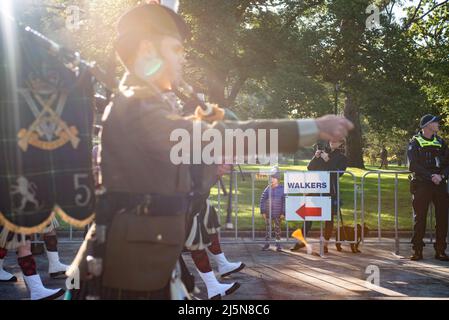 Melbourne, Australia. 25th aprile 2022. La Royal Victoria Regiment Association conduce la marcia del giorno di Anzac verso il Santuario della memoria. Credit: Jay Kogler/Alamy Live News Foto Stock