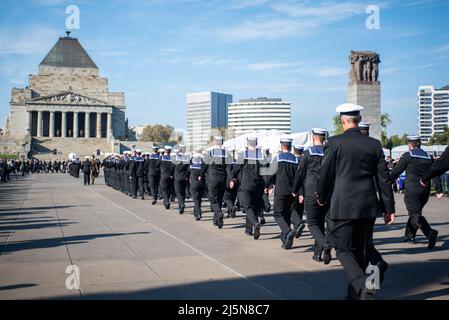 Melbourne, Australia. 25th aprile 2022. I membri dell'Associazione Navale Australia marciano verso il Santuario della memoria per la sfilata di Anzac Day. Credit: Jay Kogler/Alamy Live News Foto Stock