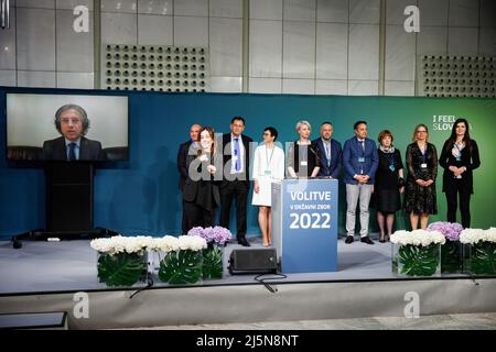 Lubiana, Slovenia. 24th Apr 2022. Il Dr. Robert Golob (L), presidente del movimento per la libertà, parla tramite collegamento video in una conferenza stampa dopo una vittoria alle elezioni parlamentari slovene. Il movimento per la libertà ha vinto molto prima del Partito democratico sloveno (SDS) del primo Ministro Janez Jansa. Credit: SOPA Images Limited/Alamy Live News Foto Stock