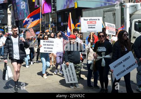 New York, Stati Uniti. 24th Apr 2022. Gli armeni newyorkesi marciarono a Times Square durante il 107th anniversario del genocidio armeno domenica 24 aprile 2022 a New York. (Foto di Ryan Rahman/Pacific Press) Credit: Pacific Press Media Production Corp./Alamy Live News Foto Stock