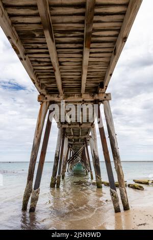 Sotto il molo di Port Noarlunga South Australia il 28th 2022 febbraio Foto Stock