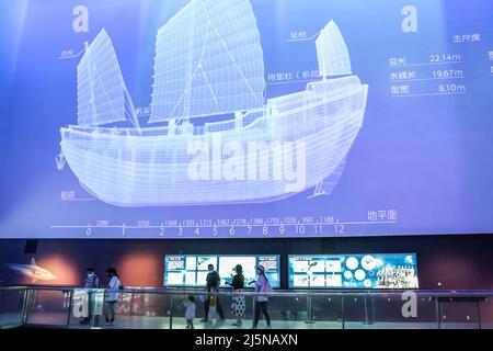 Haikou, la provincia cinese di Hainan. 24th Apr 2022. I turisti visitano una mostra che presenta la civiltà marina del Mare della Cina del Sud al Museo Hainan a Haikou, provincia Hainan della Cina del Sud, 24 aprile 2022. Credit: Zhang Liyun/Xinhua/Alamy Live News Foto Stock