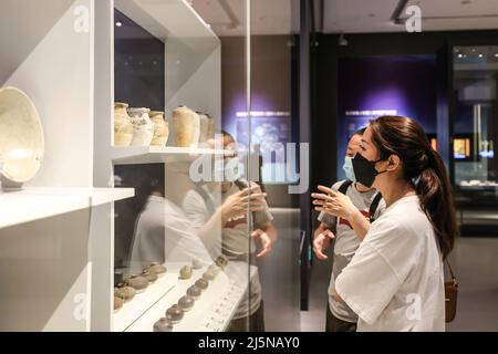 Haikou, la provincia cinese di Hainan. 24th Apr 2022. I turisti visitano una mostra che presenta la civiltà marina del Mare della Cina del Sud al Museo Hainan a Haikou, provincia Hainan della Cina del Sud, 24 aprile 2022. Credit: Zhang Liyun/Xinhua/Alamy Live News Foto Stock