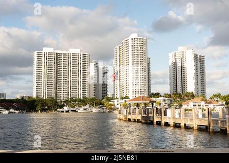 Miami, Florida, USA , Waterways Aventura - 22 aprile 2022: Waterways in Aventura: Uno dei luoghi migliori per il relax e il divertimento nel nord di Miami. LAN Foto Stock